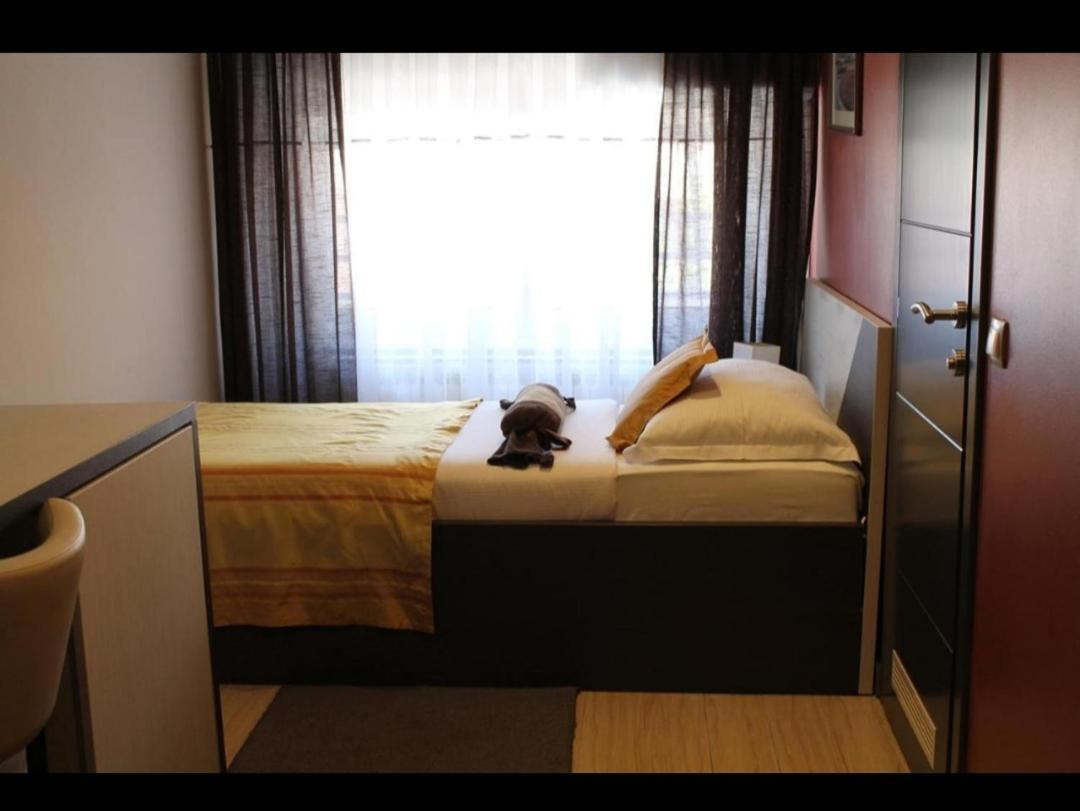 Motel Korzo Bihac Bilik gambar